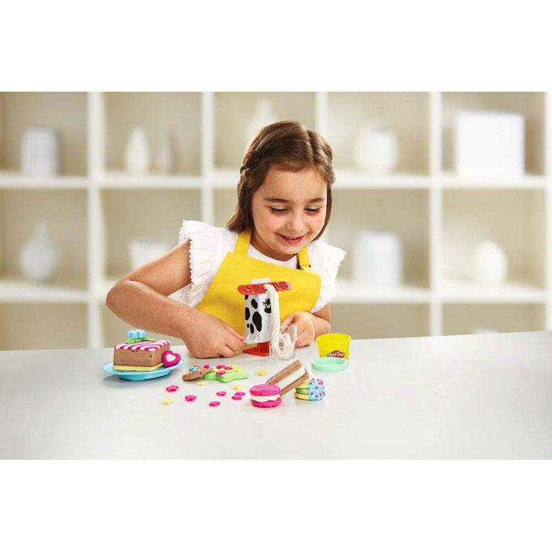 Hasbro Play-Doh Kitchen Creations Silly Snacks Milk n' Cookies Set