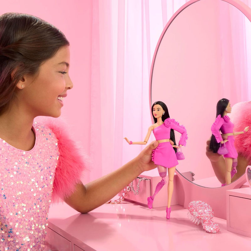 Mattel Barbie Deluxe Style Fashionistas Μελαχρινή HYV26