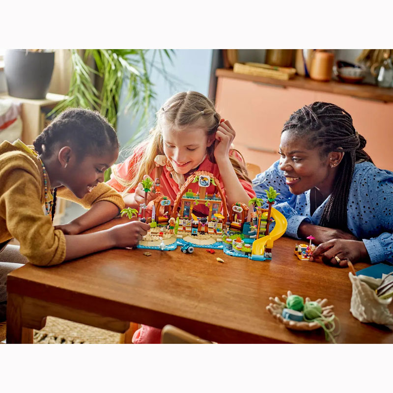 LEGO Friends Family Vacation Beach Resort 42673